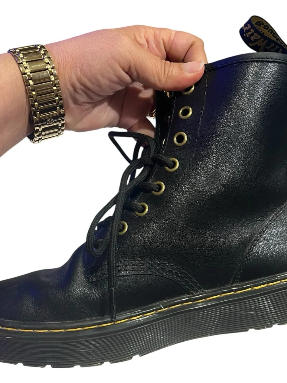 Dr. Martens Zavala boots in black leather, featuring a classic lace-up 6M 7W